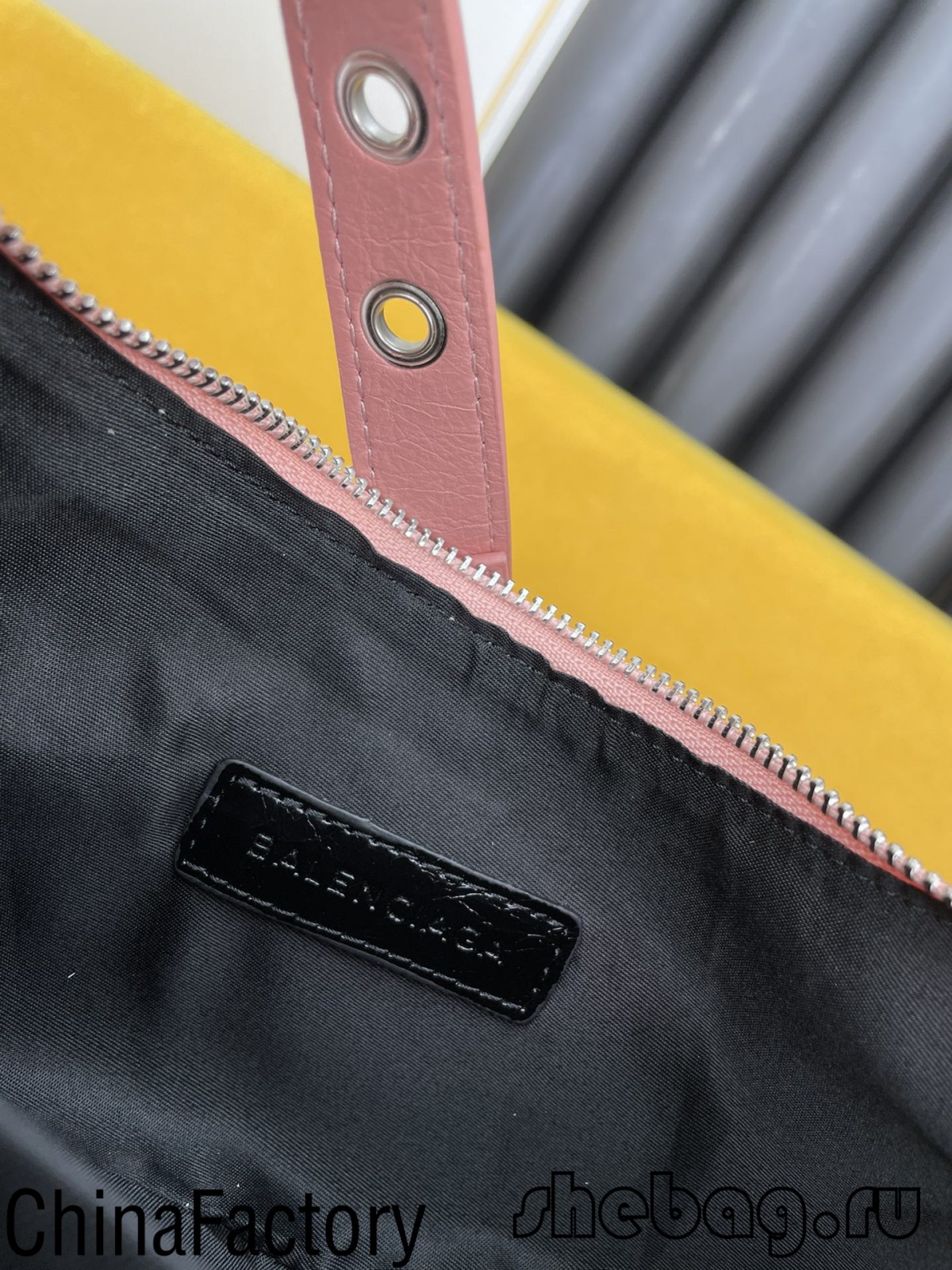Balenciaga shoulder bag replica: Le Cagole (2022 edition)-Tulaga sili ona lelei Fake Louis Vuitton Bag Faleoloa i luga ole laiga, Replica designer bag ru