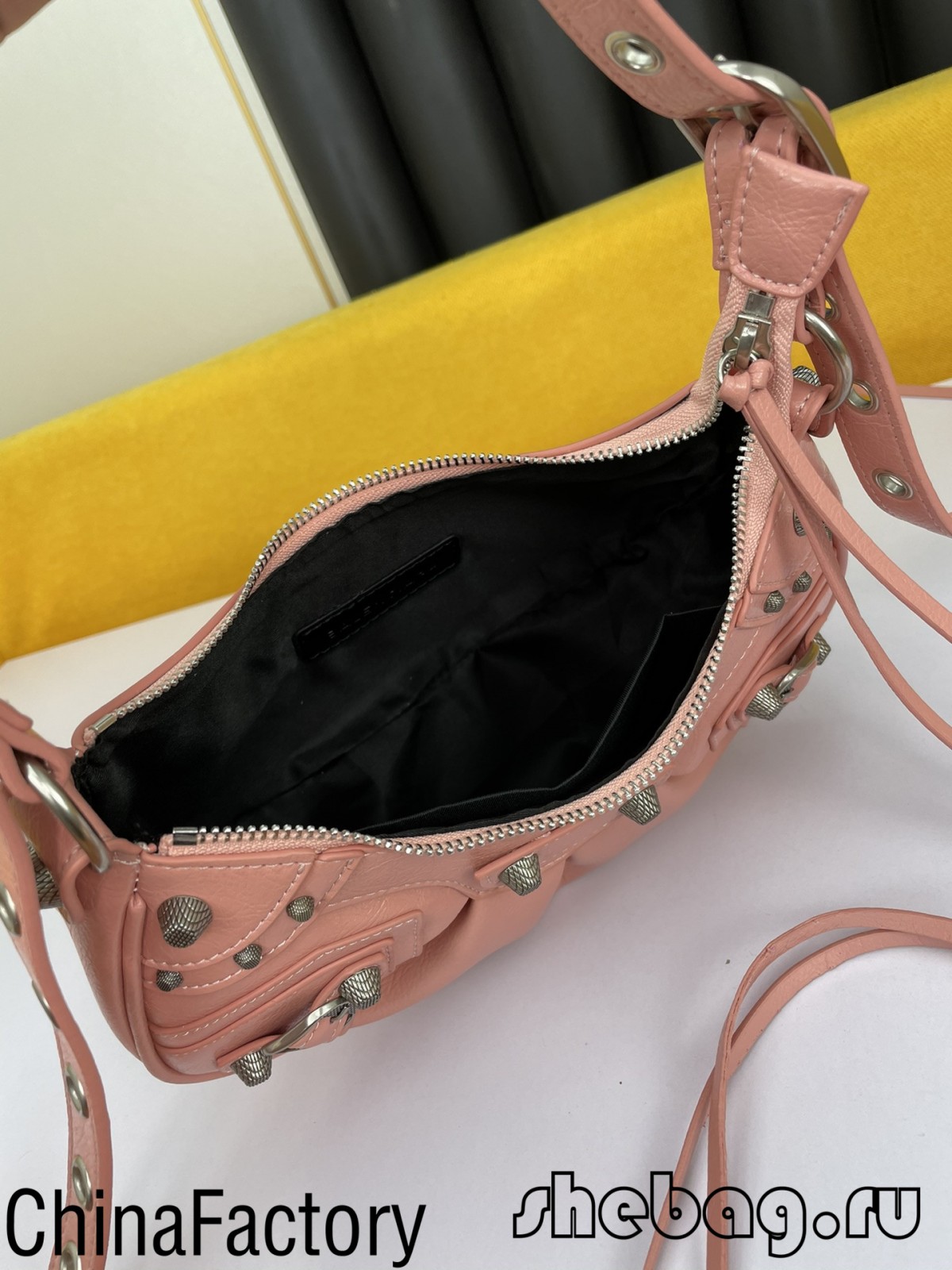 Atgynhyrchiad bag ysgwydd Balenciaga: Le Cagole (Tachwedd 2021)-Best Quality Fake Louis Vuitton Bag Online Store, Replica designer bag ru