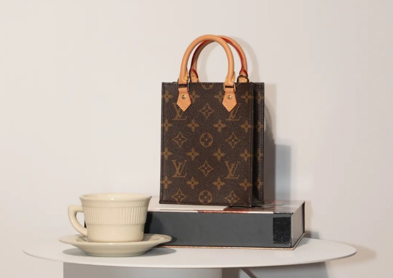 Repliko de Louis Vuitton Tote Bags Online Shopping: Mini Tote Petit Sac Plat (2022 ĝisdatigita) - Plej Bonkvalita Falsa Louis Vuitton Bag Online Store, Replica designer bag ru