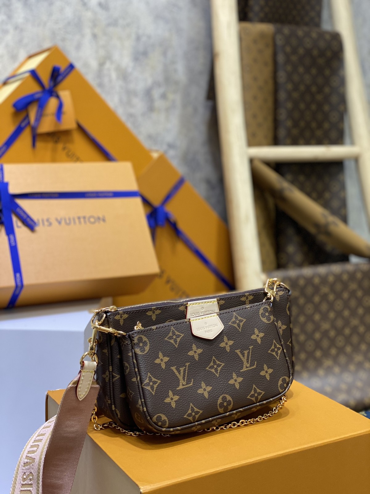 Como podo mercar unha réplica da correa do bolso de Louis Vuitton en liña?