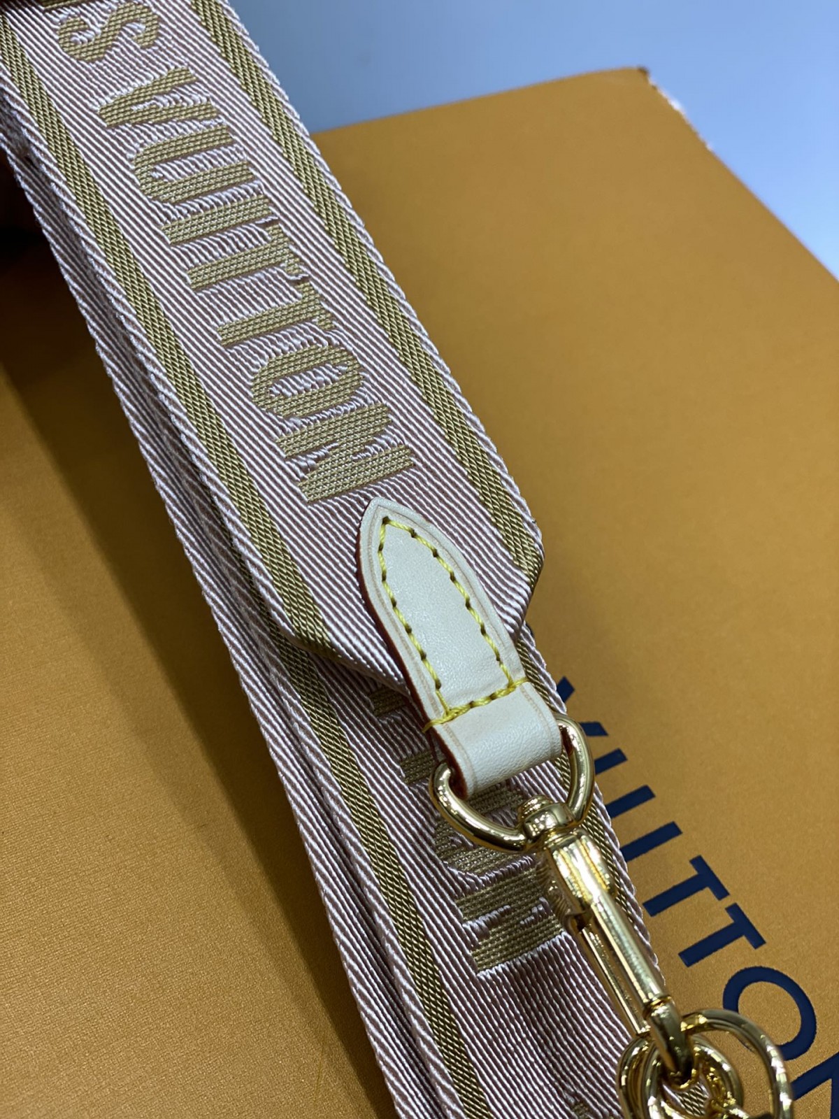 Cum pot cumpăra online replică curea geanților Louis Vuitton?