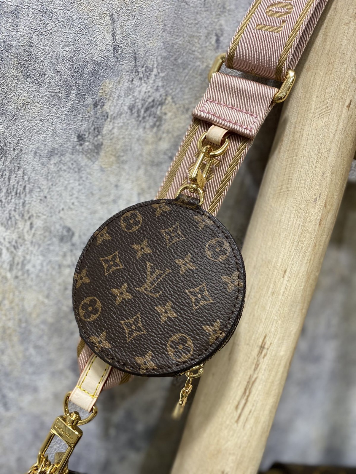 តើខ្ញុំអាចទិញកាបូបម៉ាក Louis Vuitton ចម្លងតាមអ៊ីនធឺណិតបានដោយរបៀបណា?