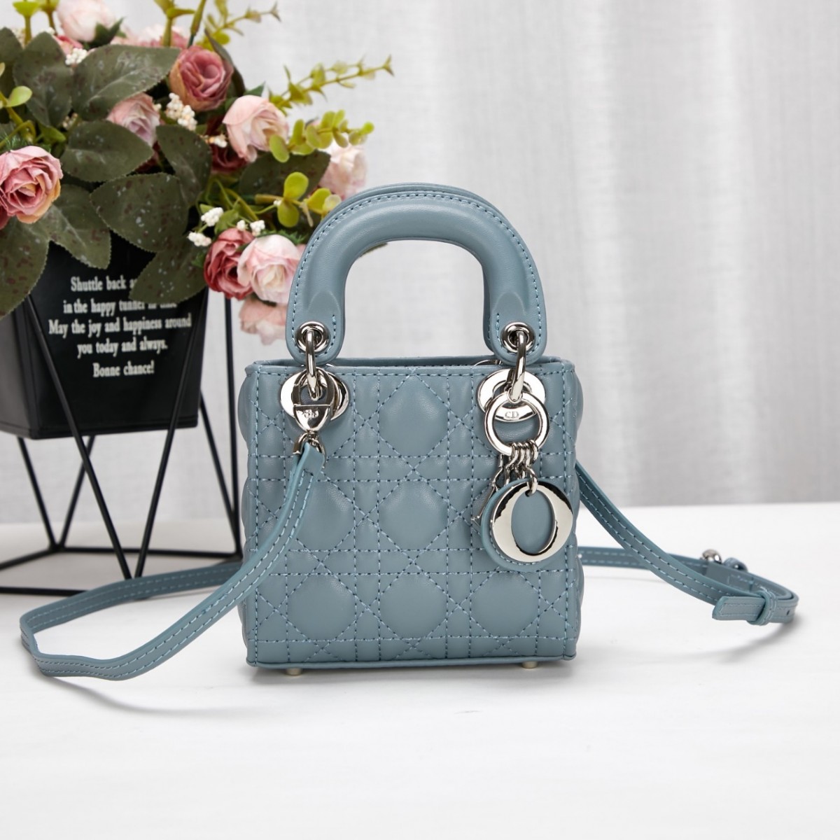 Por que as elegantes réplicas de bolsas Lady Dior são tão clássicas? (2022 atualizado) - Loja online de bolsa Louis Vuitton falsa de melhor qualidade, bolsa de designer de réplica