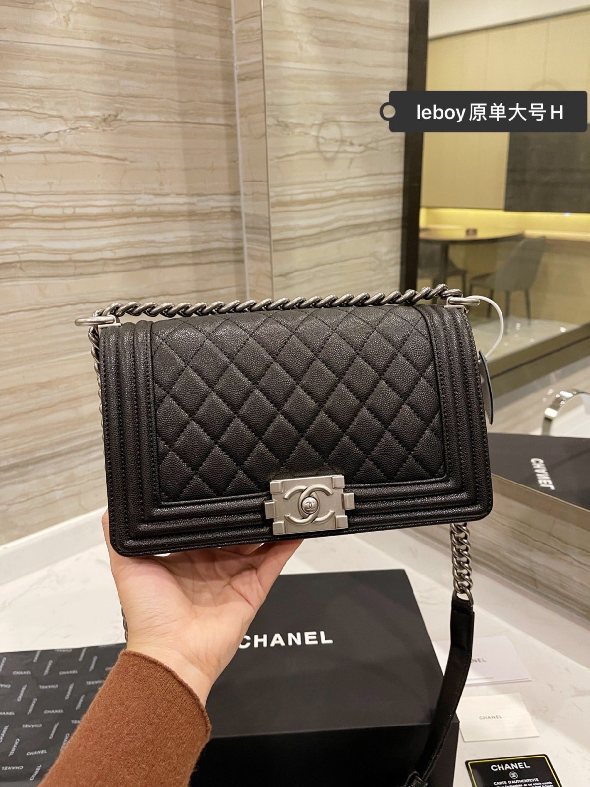 ຫນຶ່ງໃນກະເປົ໋າ replica coolest: Chanel Leboy (2022 ປັບປຸງ) - ຄຸນະພາບດີທີ່ສຸດ ຖົງ Louis Vuitton ປອມຮ້ານອອນໄລນ໌, Replica designer bag ru