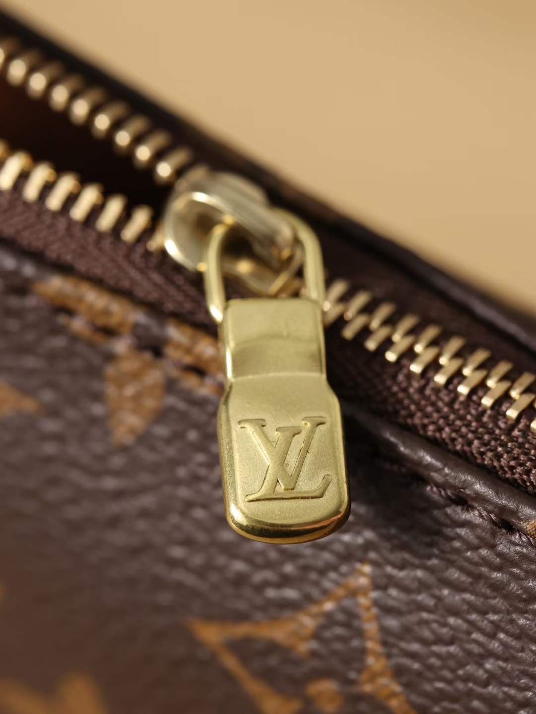 Louis Vuitton M40712 Pochette Accessoires sab saum toj replica hnab 23.5 x 13.5 x 4 cm hardware details (2022 Edition)-Best Quality Fake Louis Vuitton Bag Online Store, Replica designer bag ru