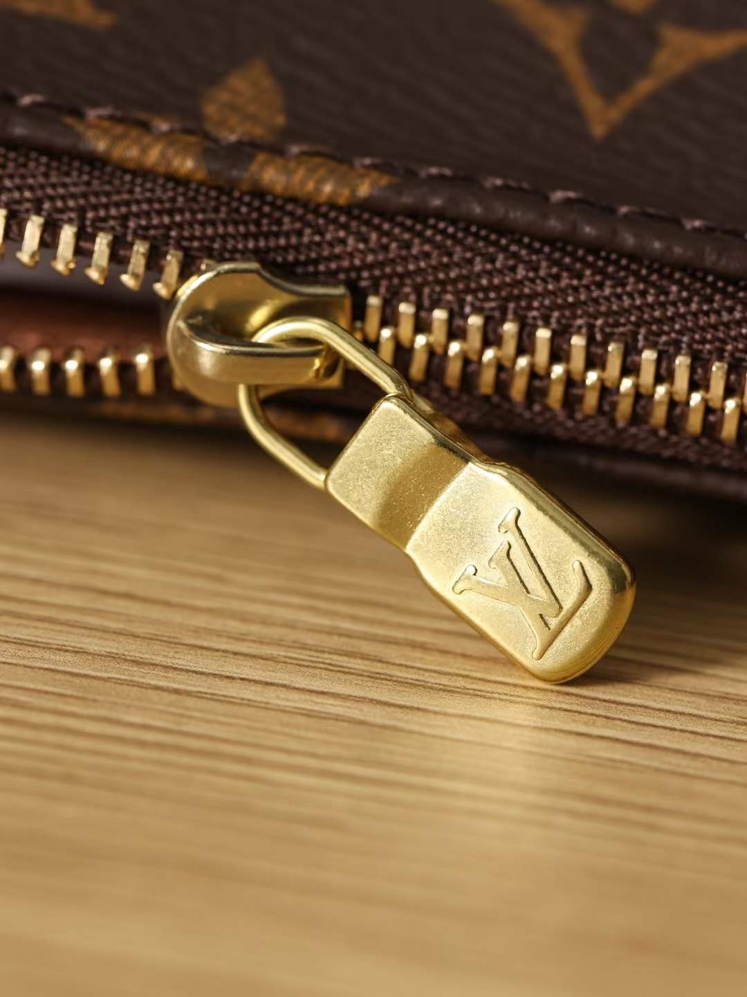 I-Louis Vuitton M40712 Pochette Accessoires isikhwama se-replica esiphezulu esingu-23.5 x 13.5 x 4 cm imininingwane yehadiwe (Ushicilelo luka-2022)-Isitolo Esiku-inthanethi se-Fake Louis Vuitton esiyikhwalithi Engcono Kakhulu, isikhwama se-Replica designer bag ru