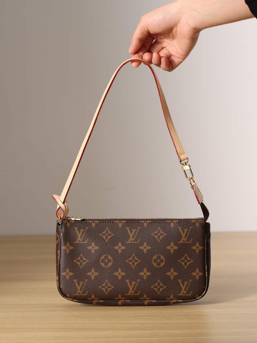 Louis Vuitton M40712 Pochette Accessoires กระเป๋าจำลองด้านบน 23.5 x 13.5 x 4 cm (2022 ล่าสุด) - ร้านค้าออนไลน์กระเป๋าปลอม Louis Vuitton คุณภาพดี นักออกแบบกระเป๋า ru