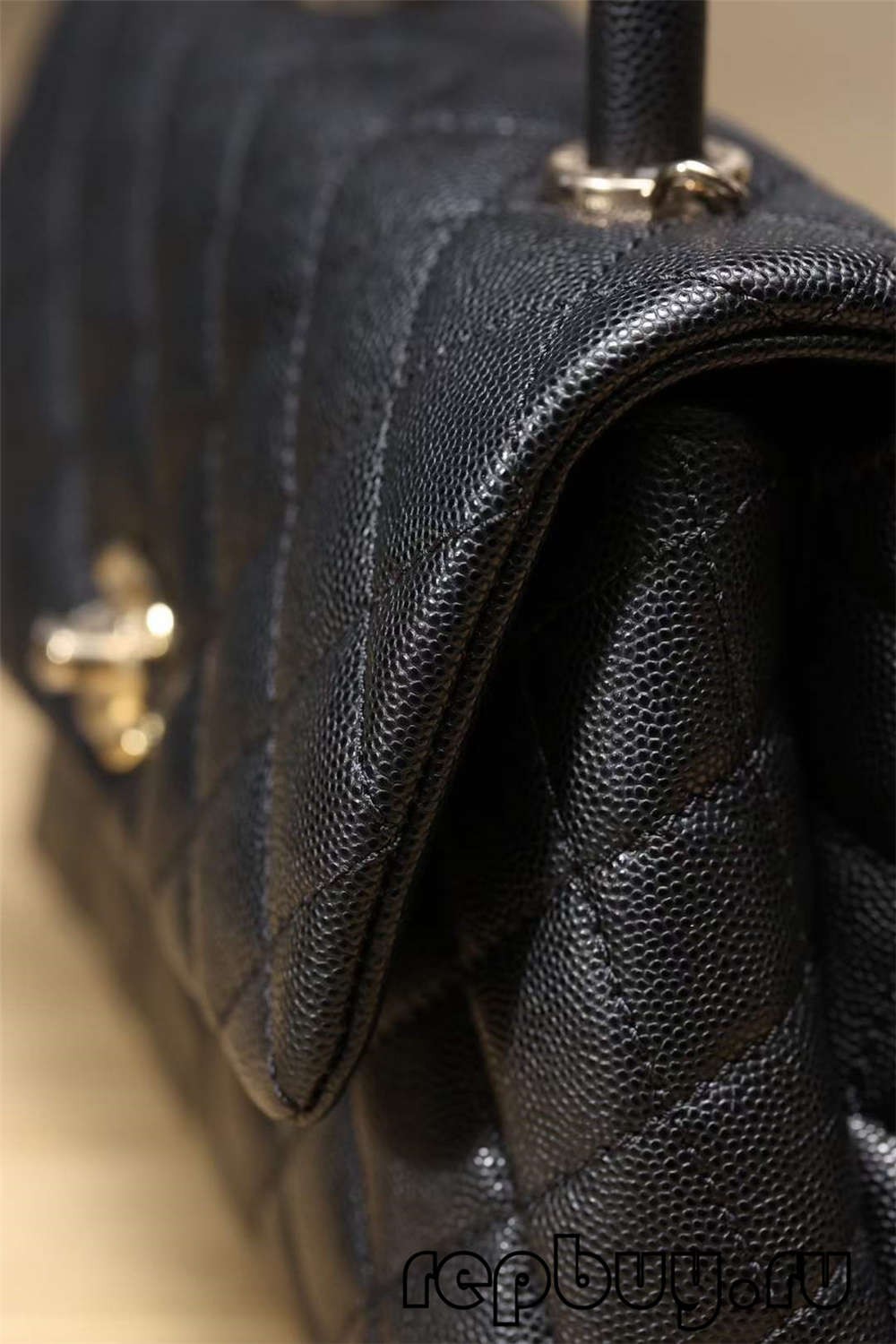 Chanel Coco Handle Top replika ručne torbe Black Gold Buckle Look (2022 ažurirano)-Najkvalitetnija lažna Louis Vuitton torba online trgovina, replika dizajnerske torbe ru