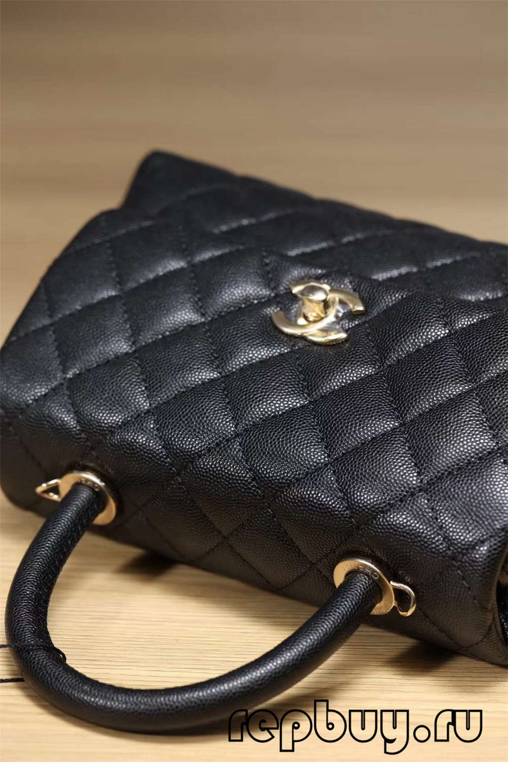 Chanel Coco Handle Top Replica Handbag Hideung Emas Buckle Look (2022 Updated) -Kualitas Terbaik Kantong Louis Vuitton Palsu Toko Online, Kantong desainer réplika ru