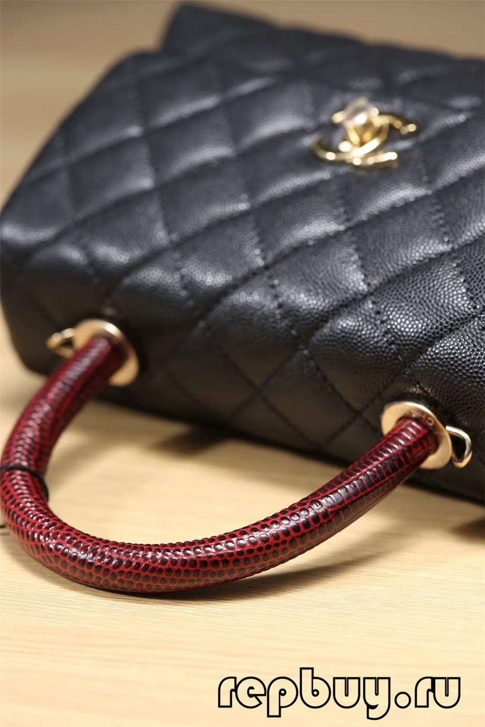 Chanel Coco Menangani tas replika teratas perangkat keras gesper emas hitam dan detail pegangan (2022 Diperbarui) - Tas Louis Vuitton Palsu Kualitas Terbaik Toko Online, tas desainer replika ru