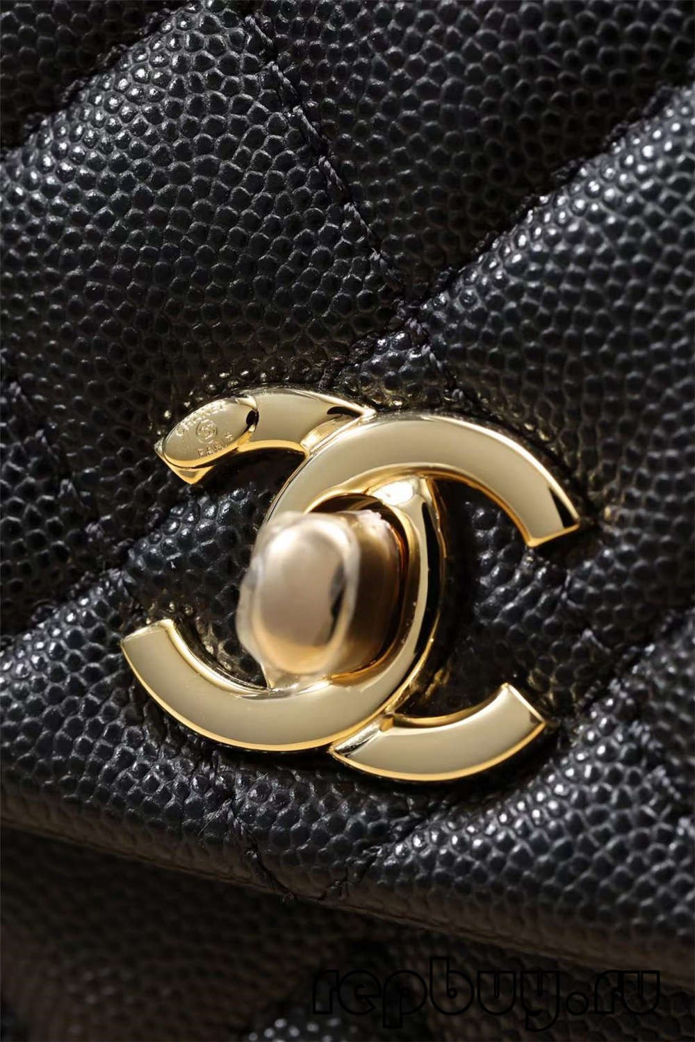 Chanel Coco Handle goiko erreplika poltsen urre beltzezko bucklearen hardwarea eta heldulekuaren xehetasunak (2022 eguneratua)-Kalitate onena Louis Vuitton poltsa faltsuaren lineako denda, diseinatzaile poltsa erreplika ru