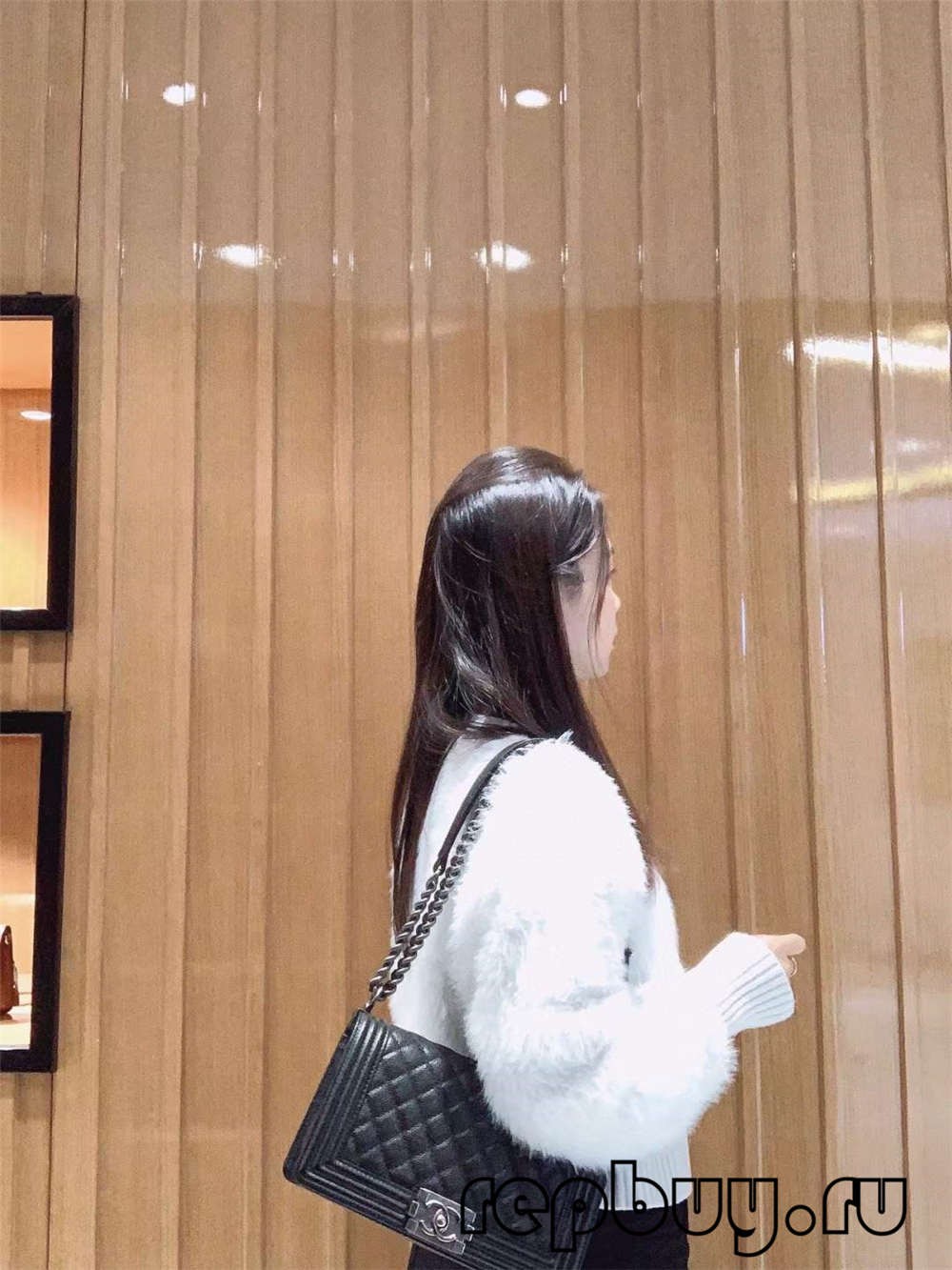 Chanel Leboy Medium Black Top Replica Handbag Use Effect (2022 farany)-Fivarotana an-tserasera hosoka Louis Vuitton Bag tsara indrindra, kitapo mpanamboatra replika ru