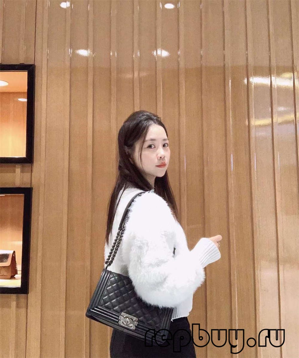 Chanel Leboy Medium Black Top Replica Handbag Use Effect (Останній 2022 рік) - Інтернет-магазин підробленої сумки Louis Vuitton найкращої якості, копія дизайнерської сумки ru