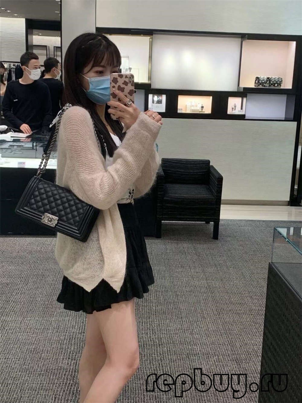 Chanel Leboy Medium Black Top Replica Handbag Use Effect (Останній 2022 рік) - Інтернет-магазин підробленої сумки Louis Vuitton найкращої якості, копія дизайнерської сумки ru