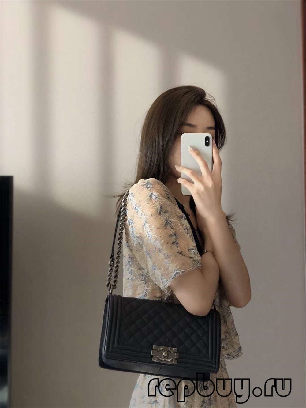 Chanel Leboy Medium Black Top Replica Handbag Use Effect (2022 farany)-Fivarotana an-tserasera hosoka Louis Vuitton Bag tsara indrindra, kitapo mpanamboatra replika ru