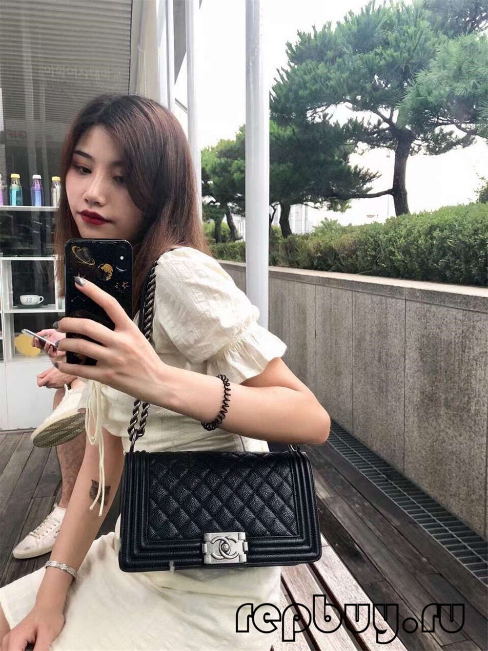 Chanel Leboy Medium Black Top Replica Handbag Use Effect (2022 ລ່າສຸດ) - ຄຸນະພາບດີທີ່ສຸດ ກະເປົາ Louis Vuitton ປອມ ຮ້ານຄ້າອອນໄລນ໌, Replica designer bag ru