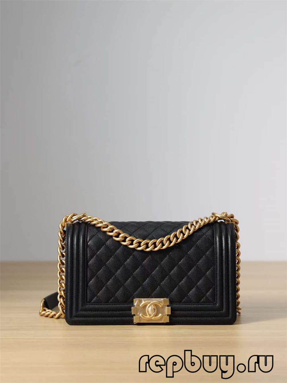 Верхняя копія сумкі Chanel Leboy з сярэдняй залатой спражкай (выданне 2022 г.) - Інтэрнэт-крама падробленай сумкі Louis Vuitton, копія дызайнерскай сумкі ru