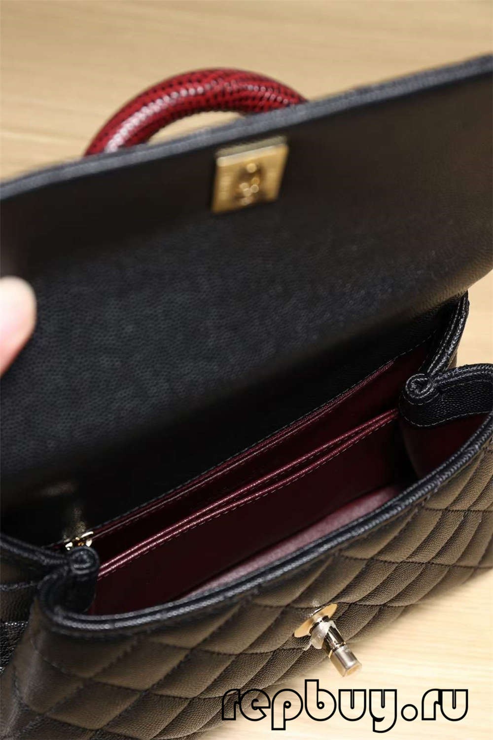 Bolsa de réplica superior con asa Coco de Chanel Detalle do peto interior con hebilla de ouro negro (actualizado en 2022) - Tenda en liña de bolsas Louis Vuitton falsas de mellor calidade, réplica de bolsas de deseño ru