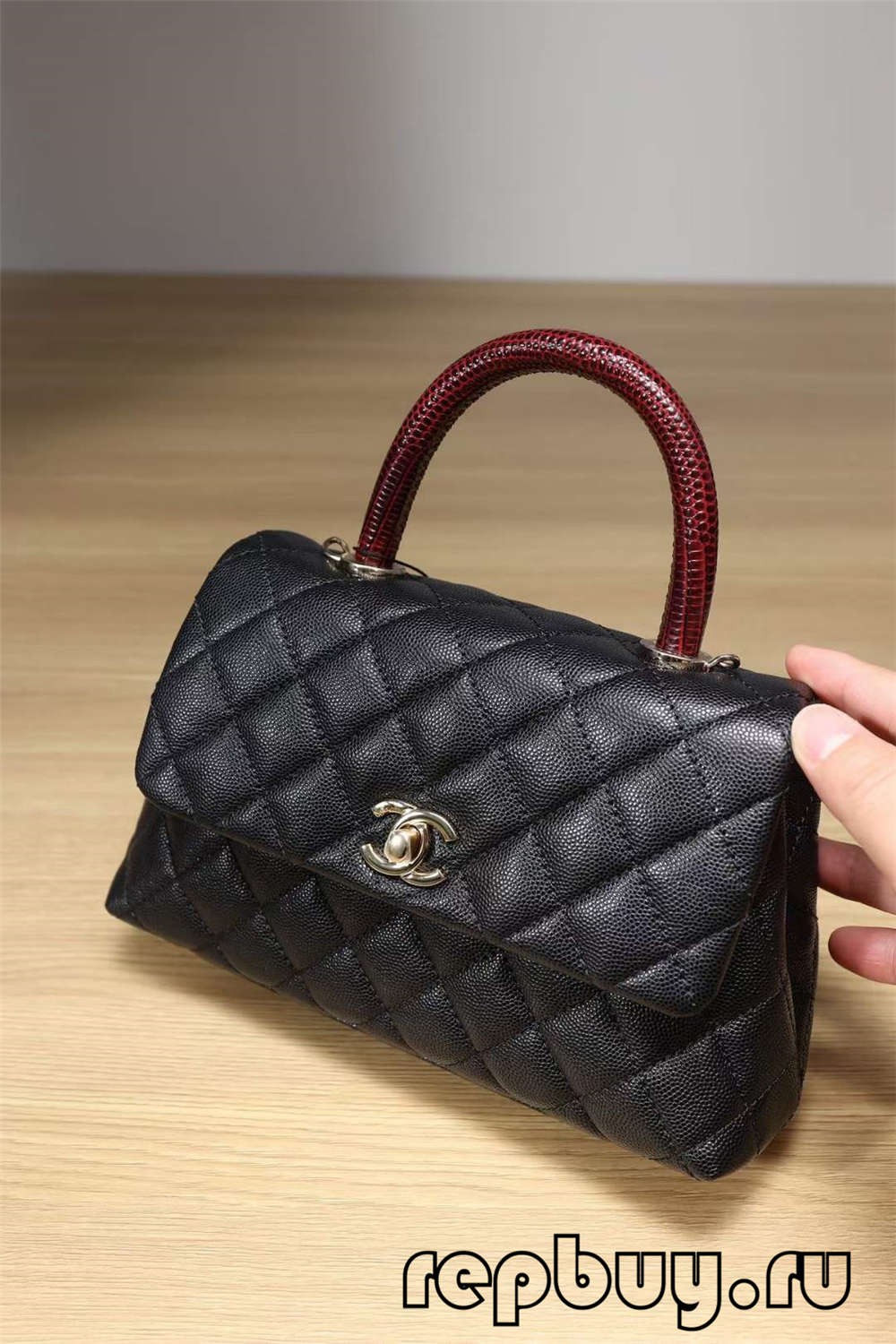 Bolsa de réplica superior con asa Coco de Chanel Detalle do peto interior con hebilla de ouro negro (actualizado en 2022) - Tenda en liña de bolsas Louis Vuitton falsas de mellor calidade, réplica de bolsas de deseño ru