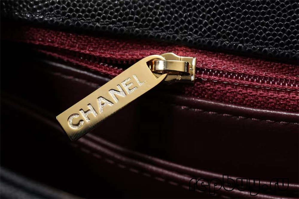 Халтаҳои нусхабардории болоии Chanel Coco Handle бо сахтафзори ангуштарини тиллои сиёҳ ва тафсилоти логотипи дукаратаи C (2022 охирин) -Беҳтарин сифати мағозаи қалбакии Louis Vuitton онлайн, сумкаи тарроҳии Replica ru