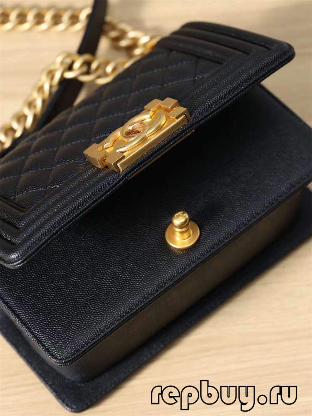 Chanel Le fiú felső replika kézitáska kis arany csat retesz részlete (2022 Frissítve) - A legjobb minőségű hamis Louis Vuitton táska online áruház, Replica designer bag ru