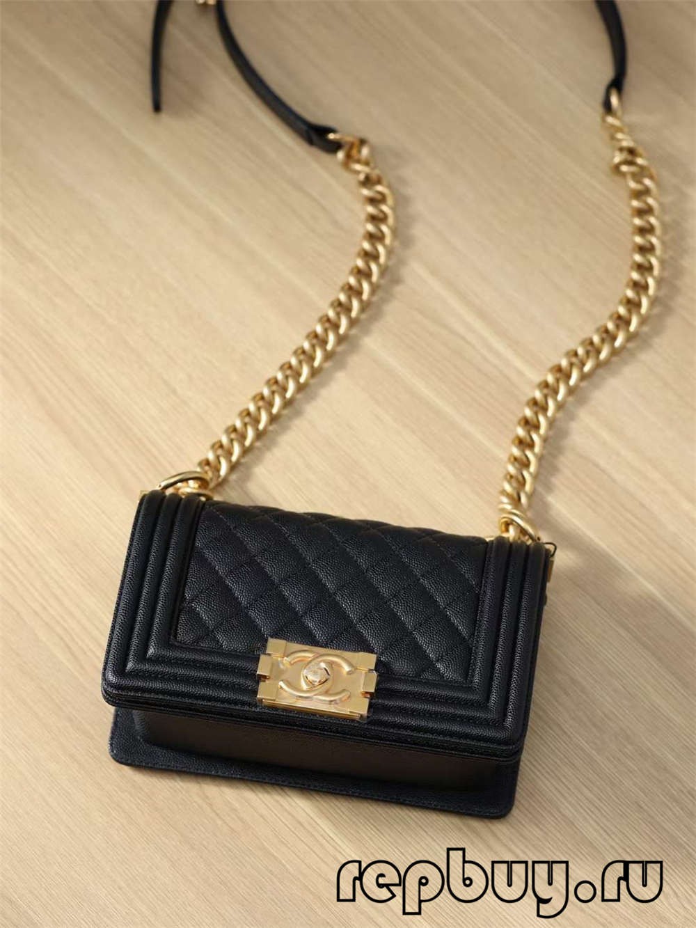 Chanel Le boy top replica handbags gamay nga bulawan nga buckle detail (2022 Latest)-Best Quality Fake Louis Vuitton Bag Online Store, Replica designer bag ru