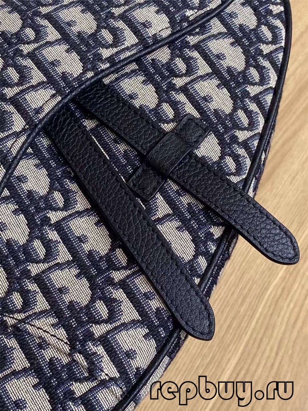 Dior Top Replica Saddle Bag Black Embroidery Oblique Print 26cm Detail Image (2022 Imesasishwa)-Duka la Mtandaoni la Begi Bandia la Louis Vuitton la Ubora, Replica designer bag ru