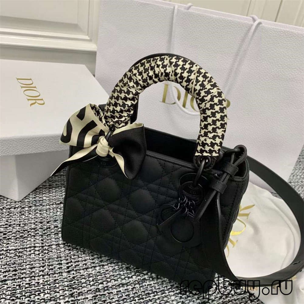 LADY DIOR Mini e zezë mat, e zezë, çantë dore me kopje të sipërme me efekt shalli mëndafshi (edicion 2022)-Dyqani në internet i çantave të rreme Louis Vuitton me cilësi më të mirë, çanta modeli kopje ru