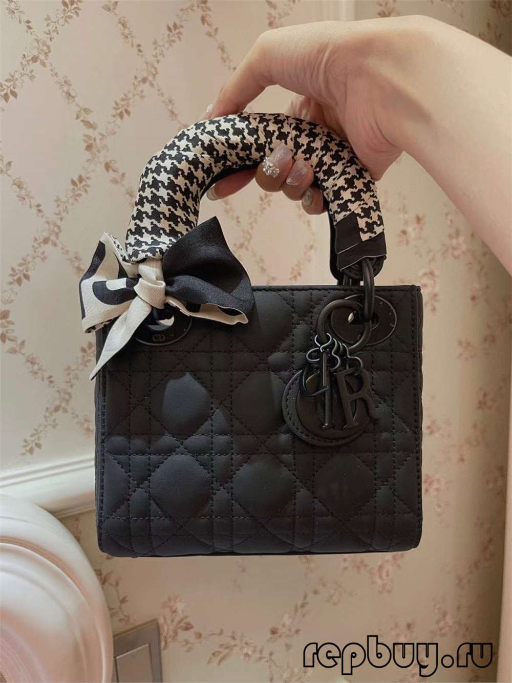 LADY DIOR Mini melna matēta govs ādas reprodukcijas rokassomiņa ar zīda šalles efektu (2022. gada izdevums) — labākās kvalitātes viltotās Louis Vuitton somas tiešsaistes veikals, dizaineru somas kopija ru