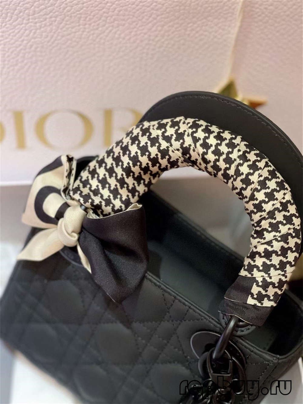 LADY DIOR Mini sac à main en cuir de vachette noir mat avec effet foulard en soie (édition 2022)