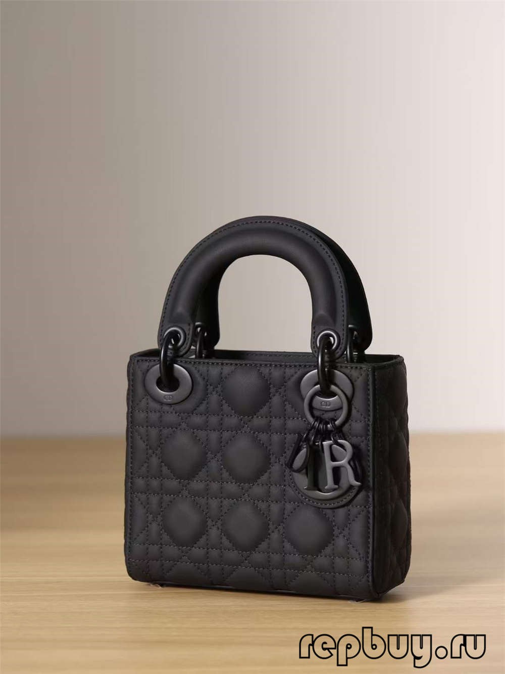 LADY DIOR ʻEleʻele ʻeleʻele ʻeleʻele ma luna o ka ʻeke ʻeke pipi matte (2022 kūikawā)-ʻOi aku ka maikaʻi o ka ʻeke Louis Vuitton hoʻopunipuni maikaʻi loa ma ka hale kūʻai pūnaewele, ʻeke hoʻolālā kope ru