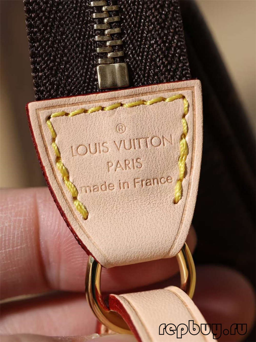 Louis Vuitton M40712 Pochette Accessoires top replica handbags மூடல் லோகோ மற்றும் வன்பொருள் விவரங்கள் (2022 சிறப்பு)-சிறந்த தரம் போலி Louis Vuitton Bag Online Store, Replica designer bag ru