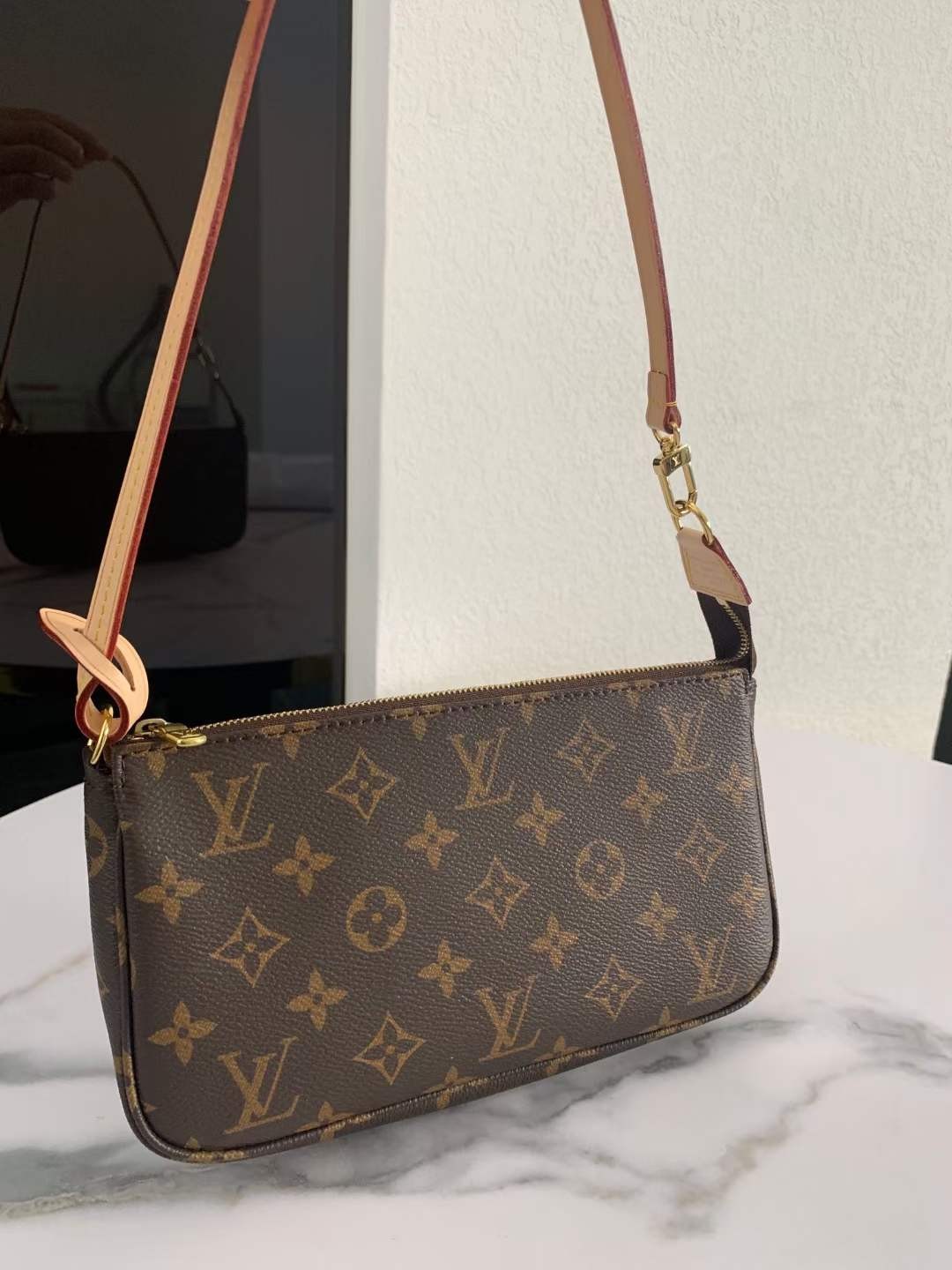 Louis Vuitton M40712 Pochette Accesorii 23.5 x 13.5 x 4 cm Detalii suprafață piele (ediția 2022)-Magazin online de geanți fals Louis Vuitton de cea mai bună calitate, geantă de designer replica ru