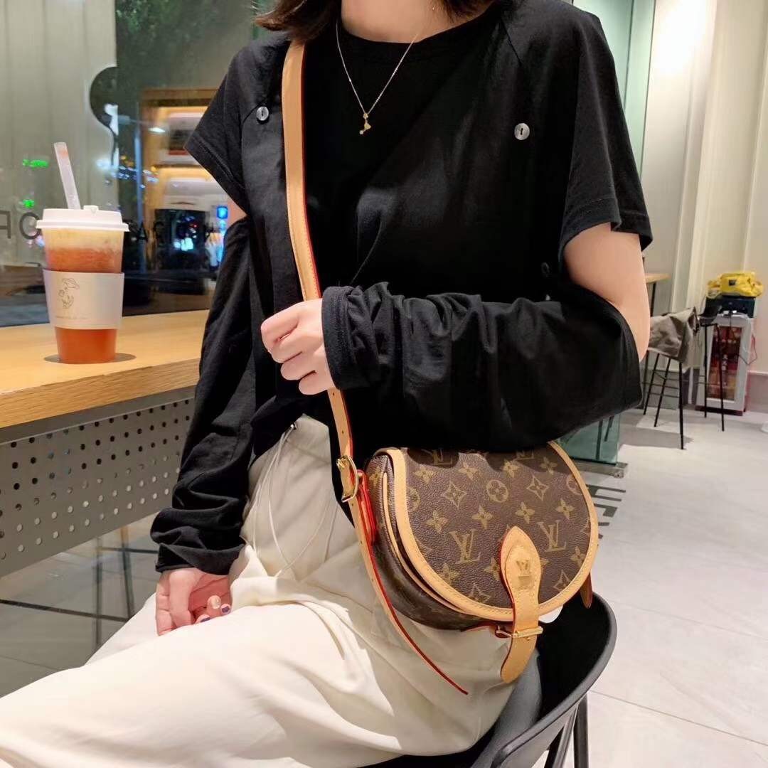 Louis Vuitton M44860 Tambourin Top Replica Handbag Top Result (2022 Edition)-غوره کیفیت جعلي لوئس ویټون بیګ آنلاین پلورنځي، د ریپلیکا ډیزاینر کڅوړه ru