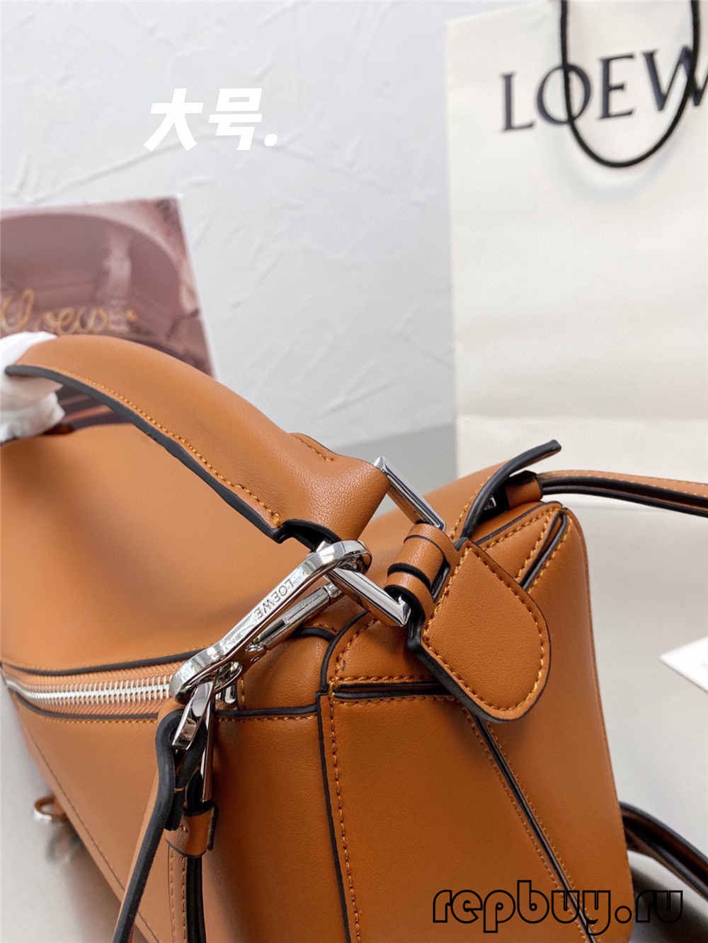 图片包含 袋子፣ 桌子፣ 自行车፣ 棕色 描述已自动生成