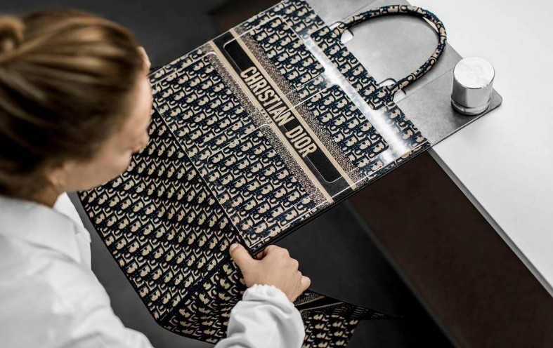 Den mest omfattande Dior Book Tote-introduktionen och köpråd för replikaväskor (uppdatering 2022)-Bästa kvalitet Fake Louis Vuitton Bag Online Store, Replica designer bag ru