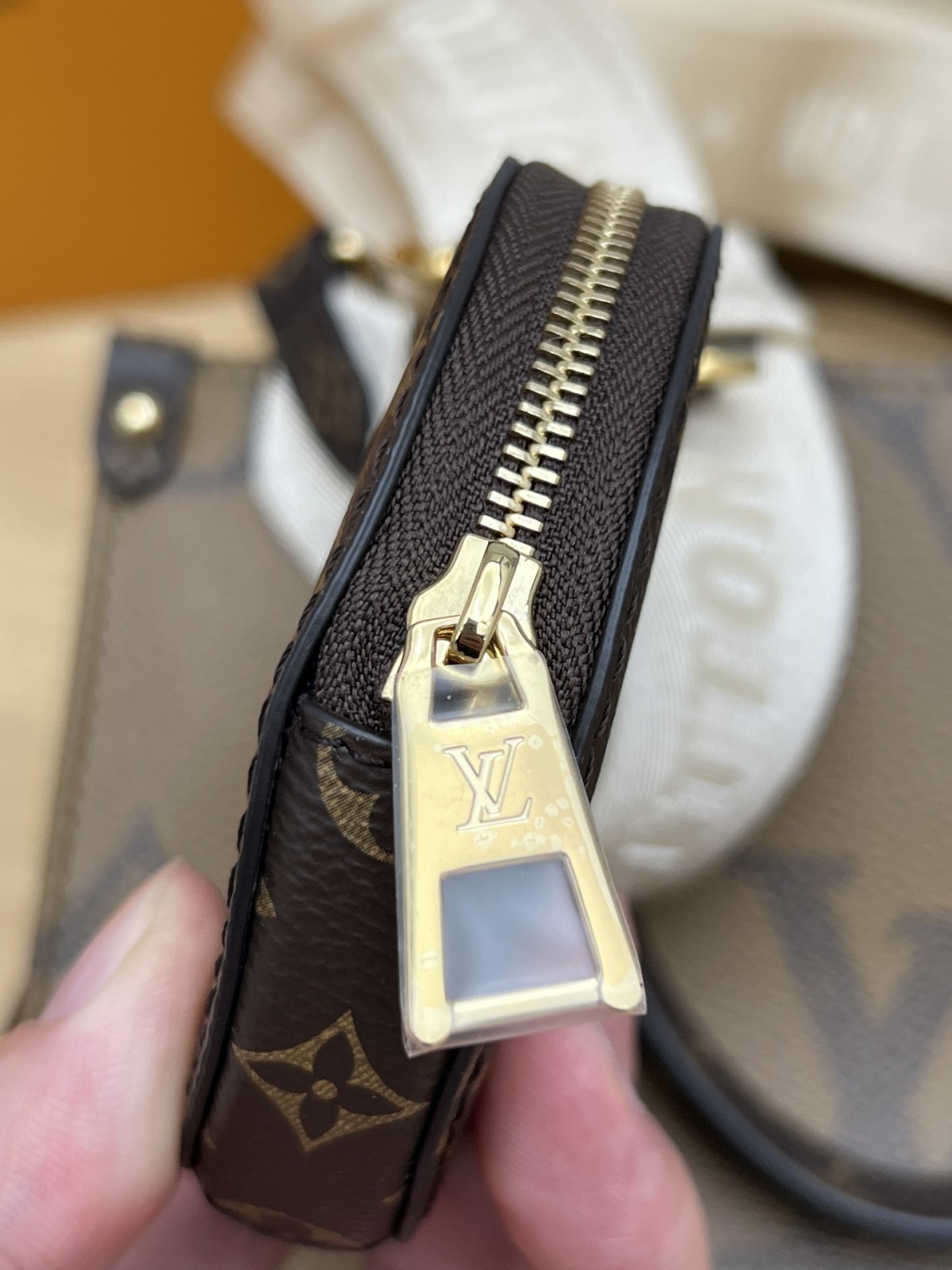 How good quality is a Shebag M46373 ONTHEGO small size?(2023 style with wide shoulder straps)-Umgangatho ogqwesileyo woMgangatho weFake weLouis Vuitton kwiVenkile ye-Intanethi, ibhegi yomyili weReplica ru