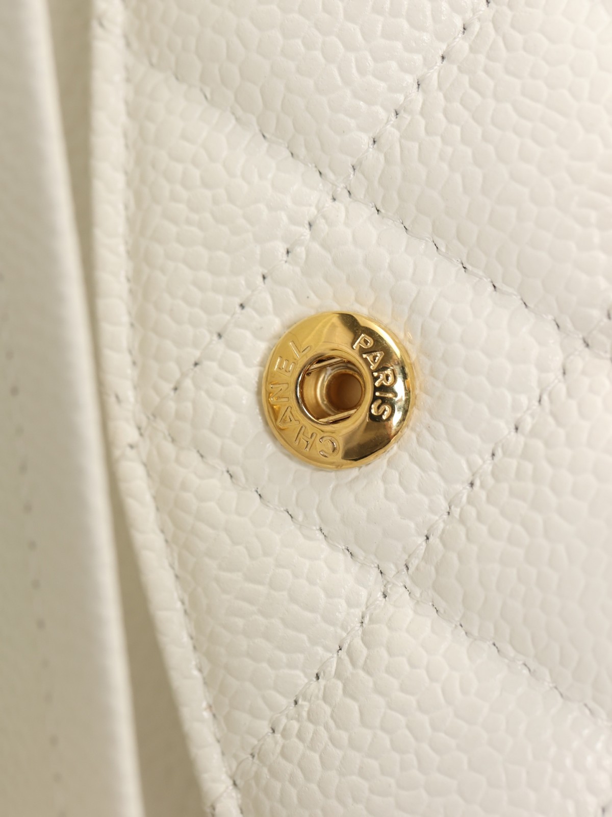 How Good quality is a Shebag White Chanel Classic Flap bag？（2023 updated）-ʻOi aku ka maikaʻi o ka ʻeke Louis Vuitton ʻeke hoʻopunipuni ma ka hale kūʻai pūnaewele, ʻeke hoʻolālā kope ru