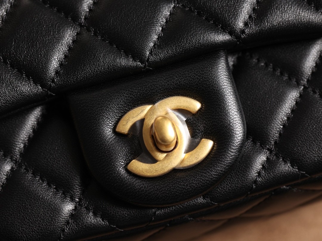 How good quality is a Shebag Chanel Classic flap mini bag of lambskin with golden ball（2023 Week 35）-בעסטער קוואַליטעט שווינדל לוי ווויטטאָן באַג אָנליין קראָם, רעפּליקע דיזיינער זעקל רו