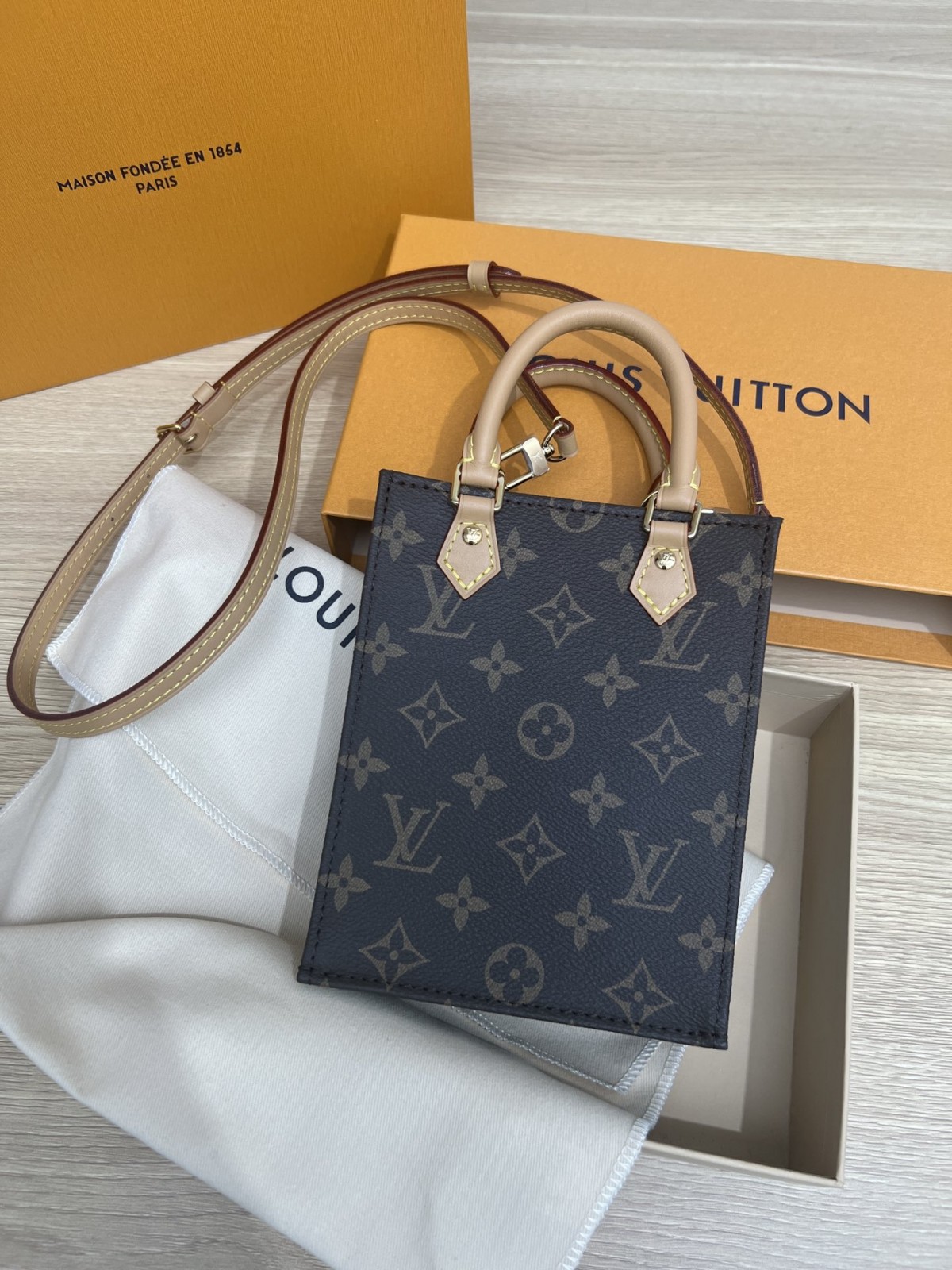 How good quality is a Shebag Louis Vuitton PETIT SAC PLAT bag（2023 udpated）-بہترین معیار کا جعلی لوئس ووٹن بیگ آن لائن اسٹور، ریپلیکا ڈیزائنر بیگ آر یو