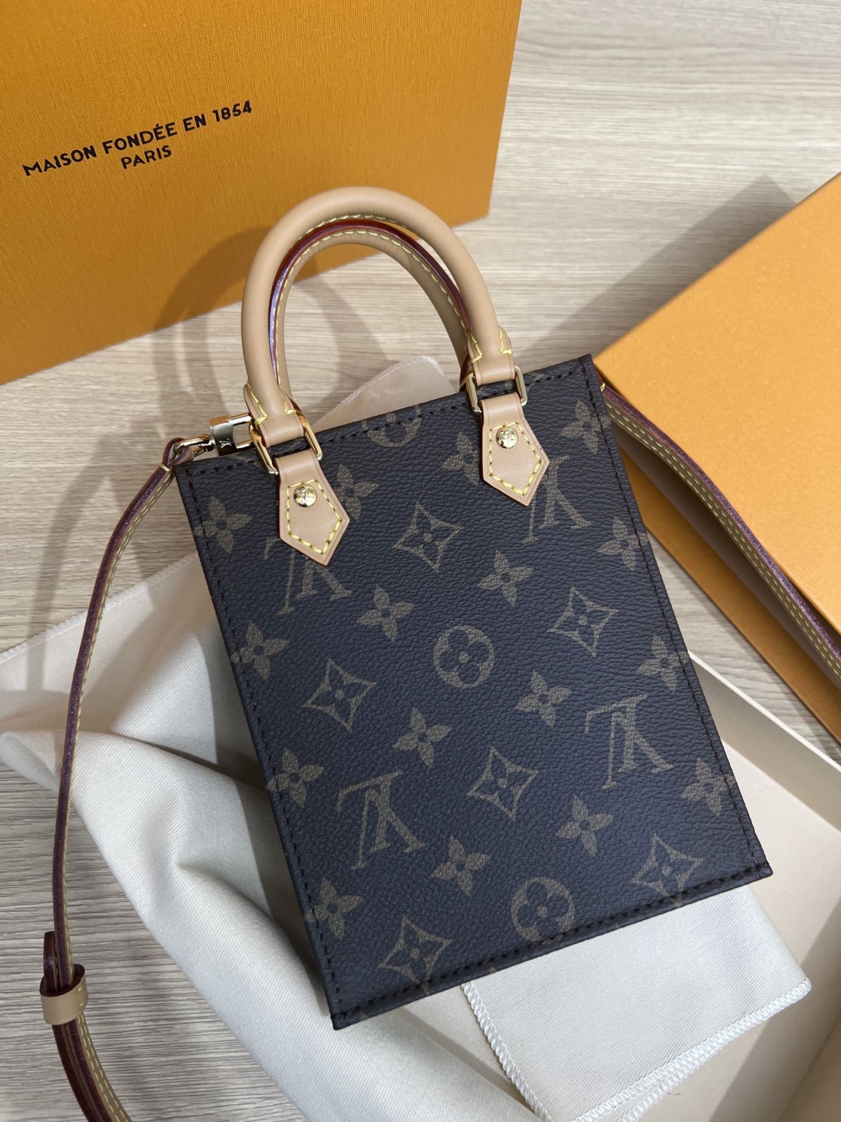 How good quality is a Shebag Louis Vuitton PETIT SAC PLAT bag（2023 udpated）-Bästa kvalitet Fake Louis Vuitton Bag Online Store, Replica designer bag ru