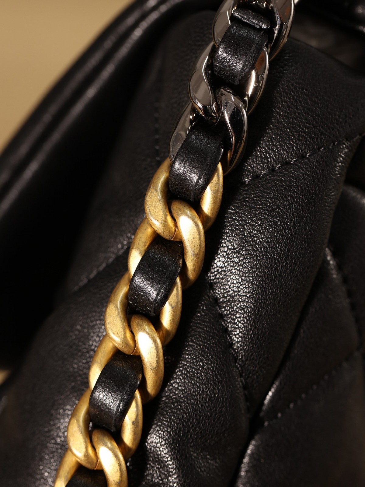 How good quality is a Shebag Chanel 19 bag？（2023 Week 40）-Pangalusna kualitas palsu Louis Vuitton Kantong Toko Online, Replica desainer kantong ru
