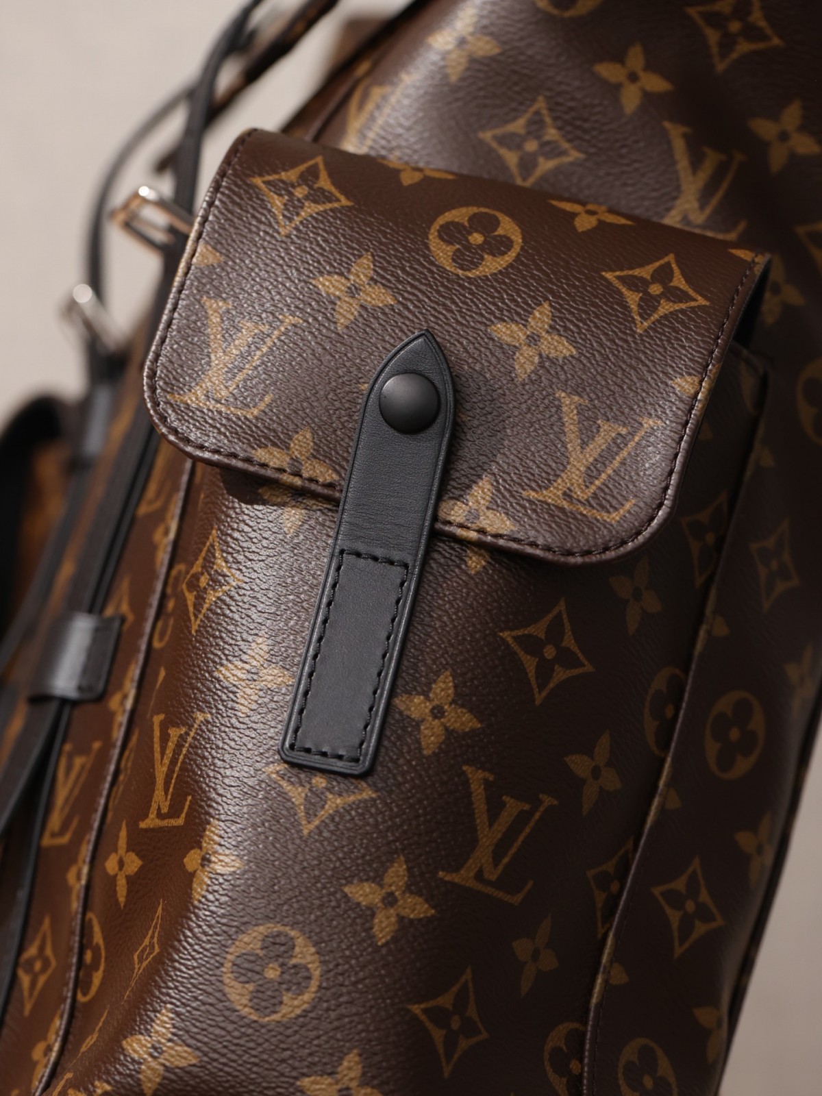 The Louis Vuitton Christopher Backpack: A Remarkable Replication by Shebag Company (2023 Week 43)-בעסטער קוואַליטעט שווינדל לוי ווויטטאָן באַג אָנליין קראָם, רעפּליקע דיזיינער זעקל רו