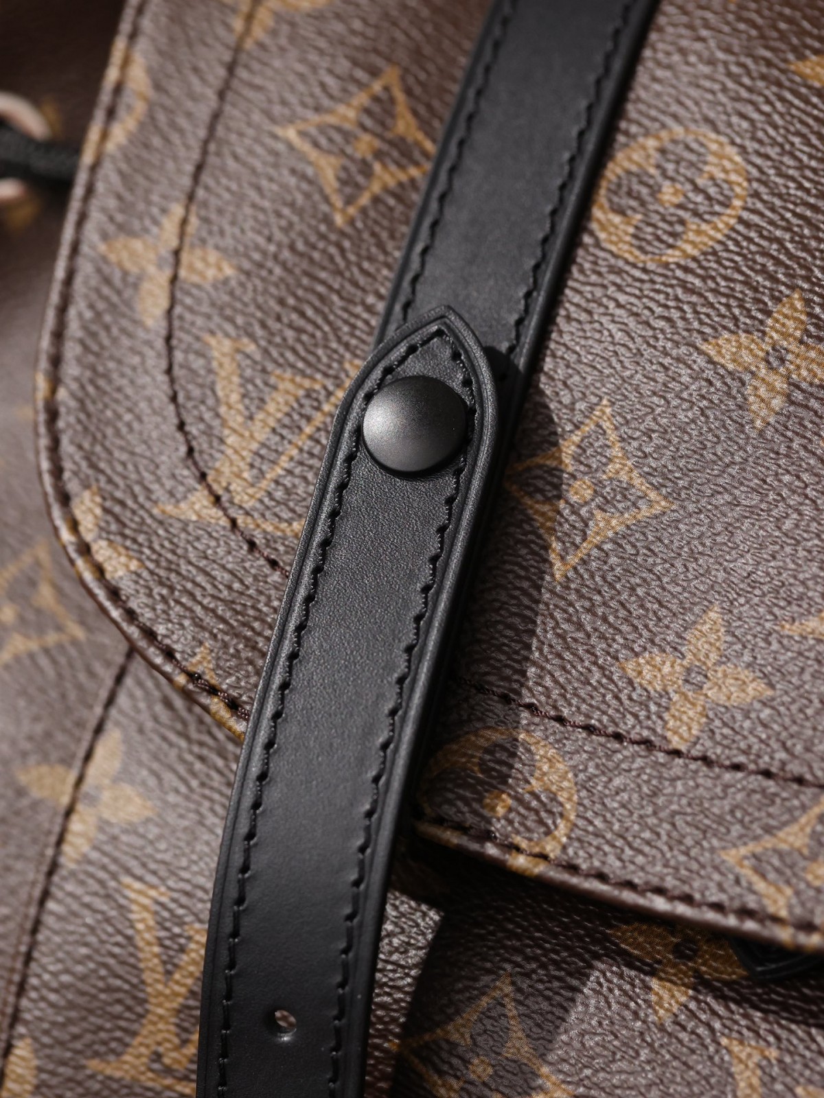 The Louis Vuitton Christopher Backpack: A Remarkable Replication by Shebag Company (2023 Week 43)-Botiga en línia de bosses falses de Louis Vuitton de millor qualitat, rèplica de bosses de disseny ru