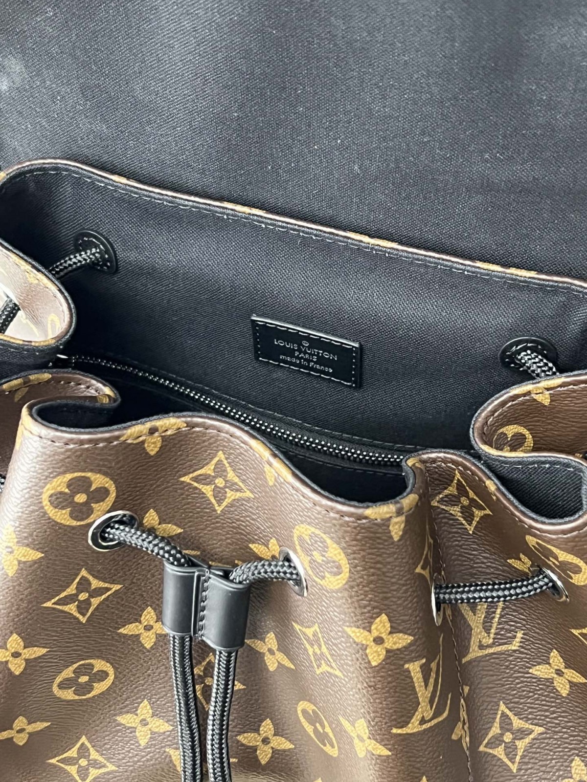 The Louis Vuitton Christopher Backpack: A Remarkable Replication by Shebag Company (2023 Week 43)-Negozio in linea della borsa falsa di Louis Vuitton di migliore qualità, borsa del progettista della replica ru