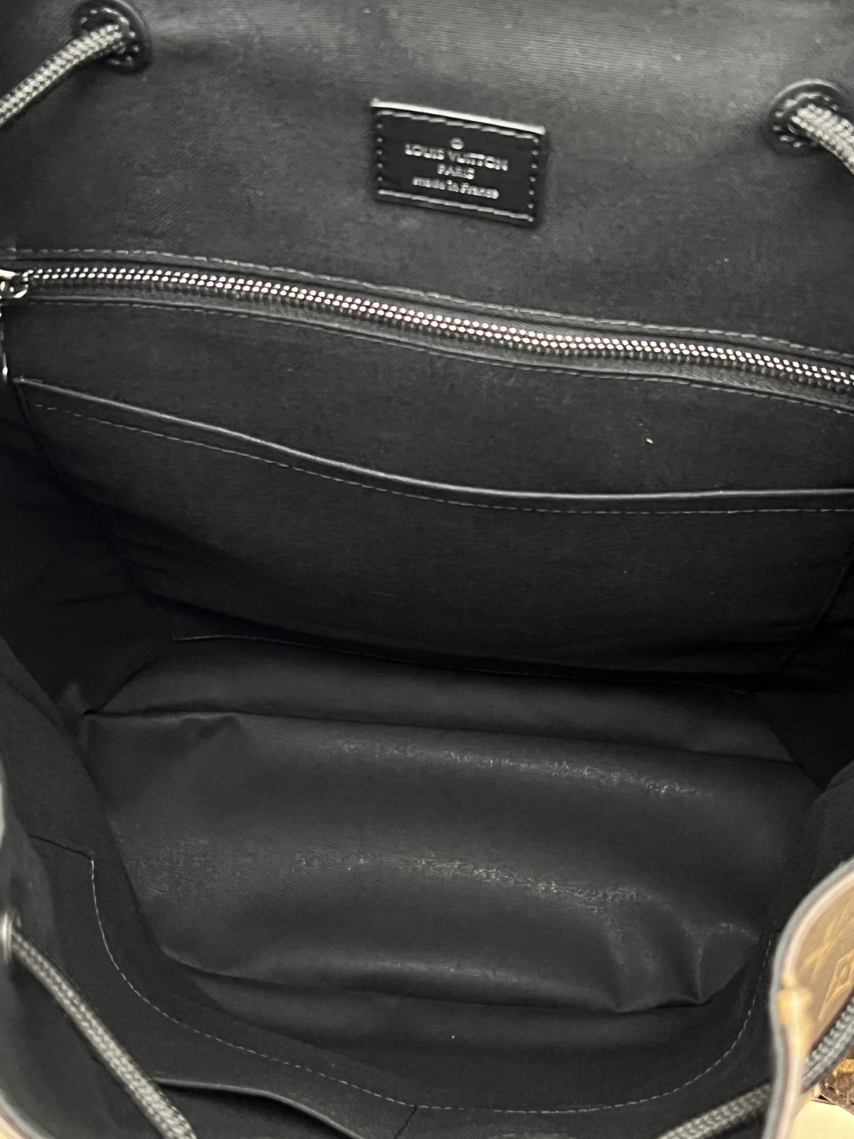 The Louis Vuitton Christopher Backpack: A Remarkable Replication by Shebag Company (2023 Week 43)-Botiga en línia de bosses falses de Louis Vuitton de millor qualitat, rèplica de bosses de disseny ru