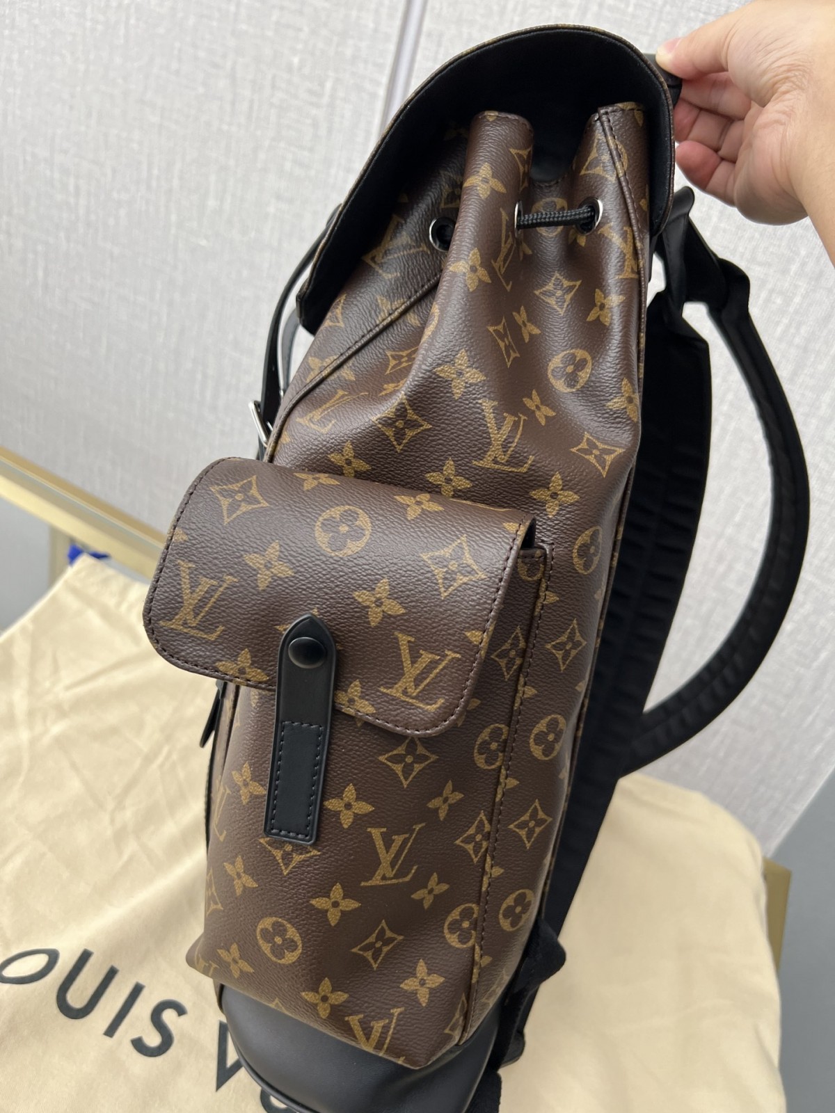 The Louis Vuitton Christopher Backpack: A Remarkable Replication by Shebag Company (2023 Week 43)-Dyqani në internet i çantave të rreme Louis Vuitton me cilësi më të mirë, çanta modeli kopje ru