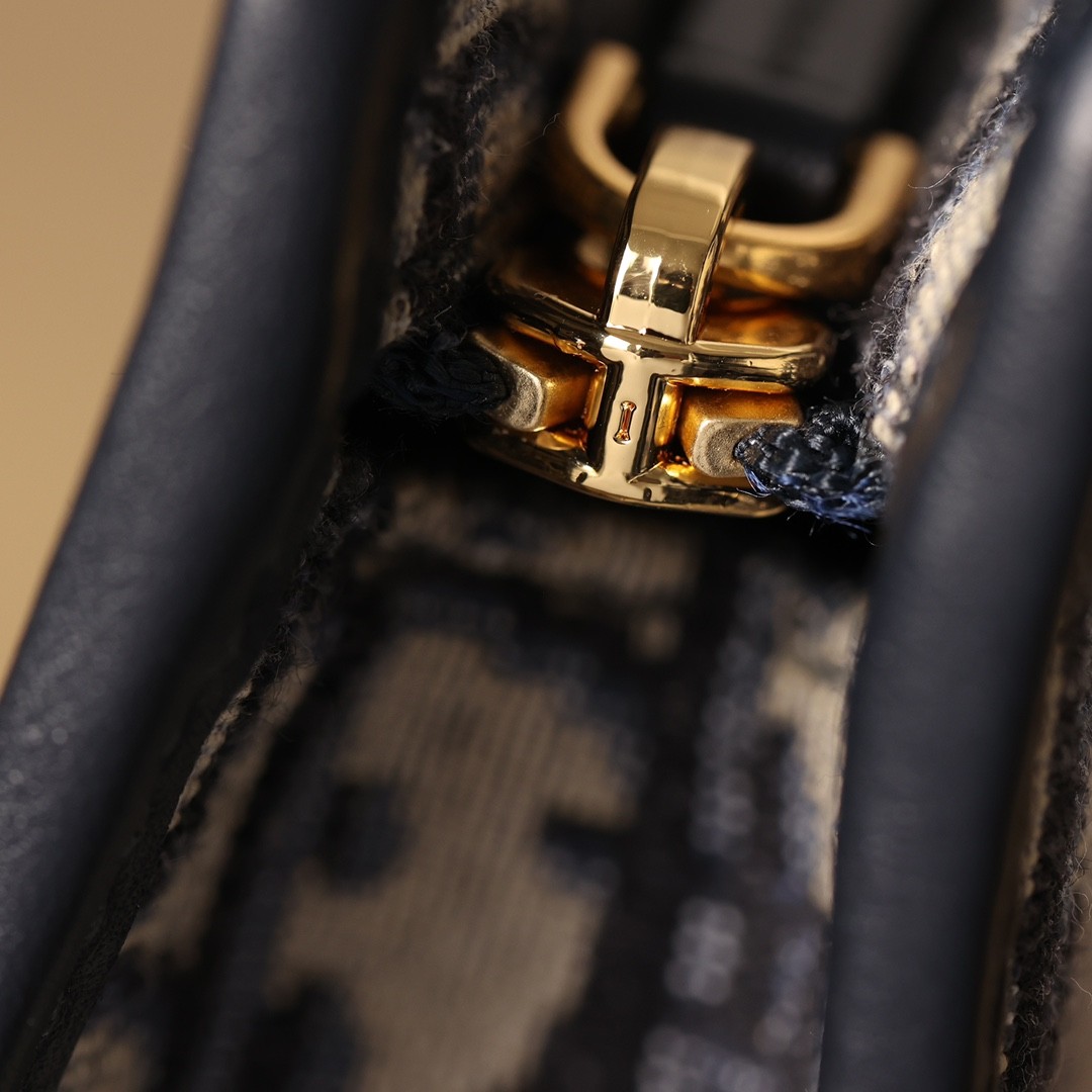 How good quality is Shebag Dior 30 Montaigne Pouch bag?(2023 Week 43)-Botiga en línia de bosses falses de Louis Vuitton de millor qualitat, rèplica de bosses de disseny ru