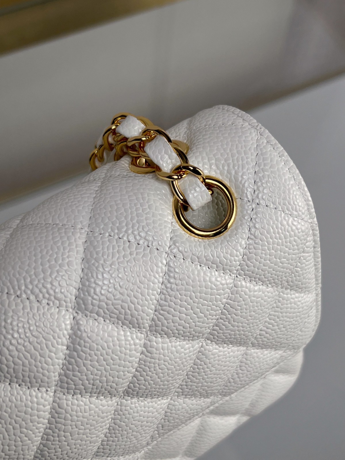 How good quality is a Shebag White Chanel Classic flap bag with gold and caviar leather（2023 Week 43）-Legjobb minőségű hamis Louis Vuitton táska online áruház, replika designer táska ru