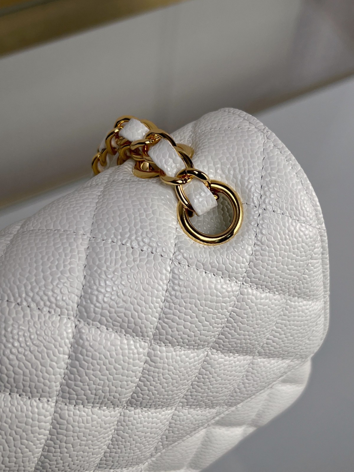 How good quality is a Shebag White Chanel Classic flap bag with gold and caviar leather（2023 Week 43）-အရည်အသွေးအကောင်းဆုံးအတု Louis Vuitton Bag အွန်လိုင်းစတိုး၊ ပုံစံတူဒီဇိုင်နာအိတ် ru